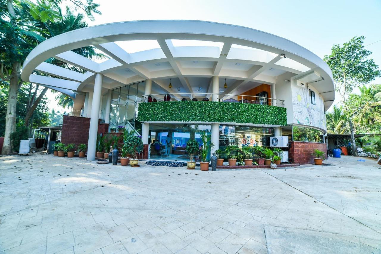 Capital O 22969 The Center Court Hotel Varca Exterior photo