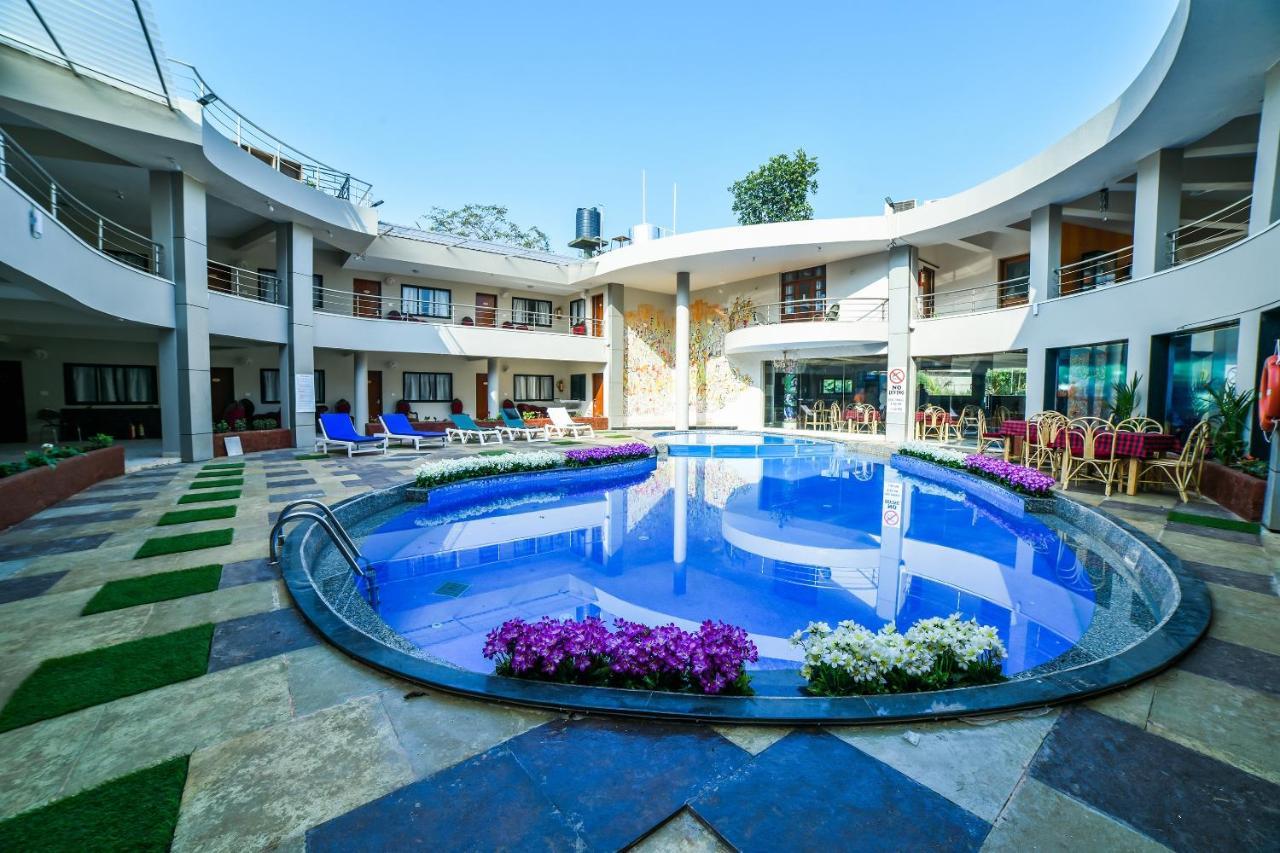 Capital O 22969 The Center Court Hotel Varca Exterior photo