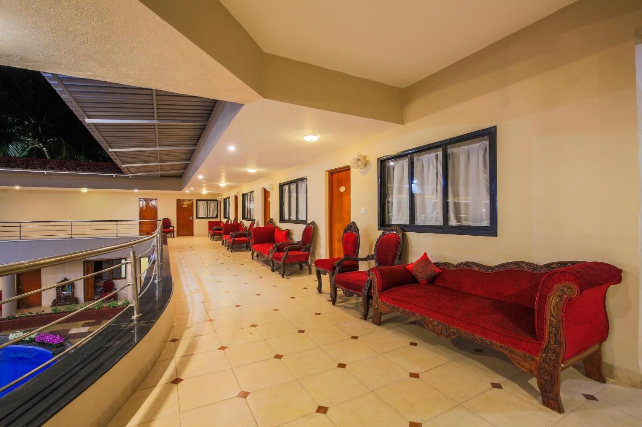 Capital O 22969 The Center Court Hotel Varca Exterior photo